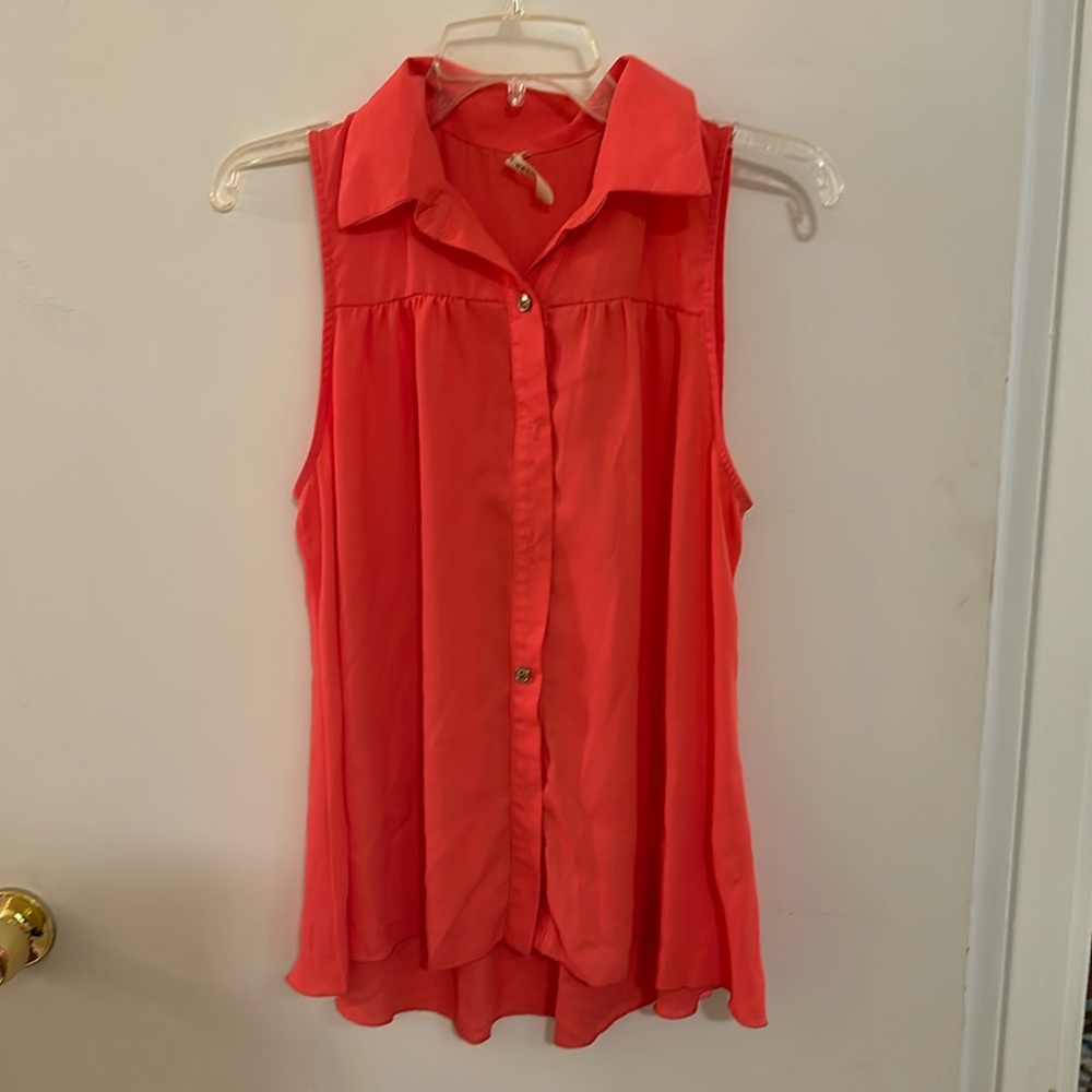 Coral sleeveless button up. Size small in great condition.